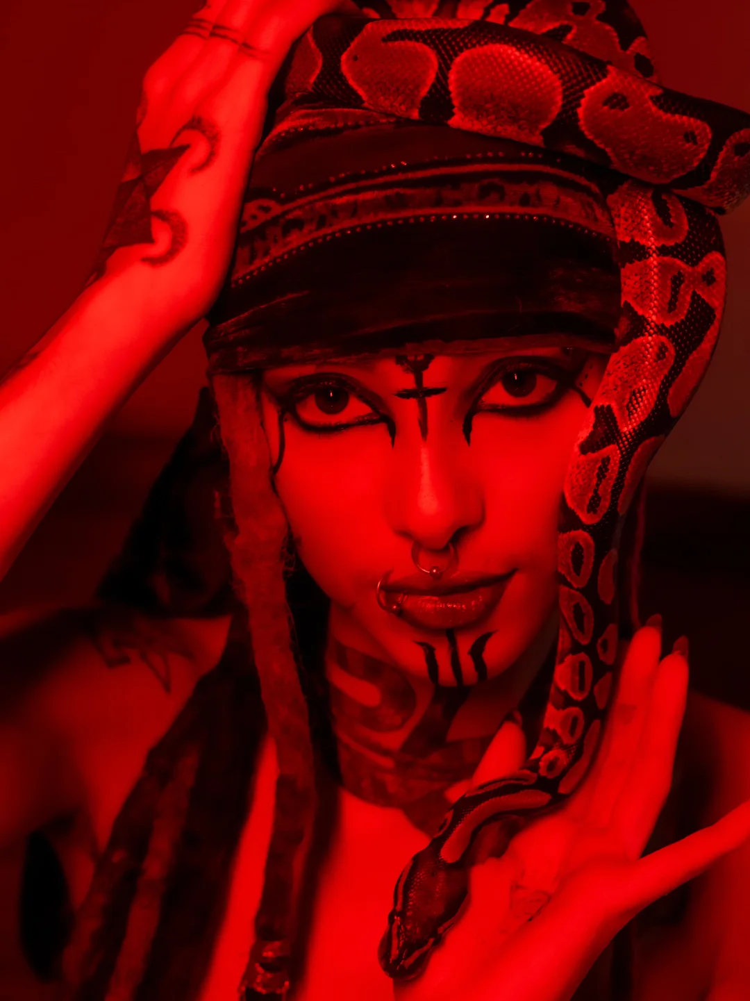 KOSMIKKY — retrato em performance